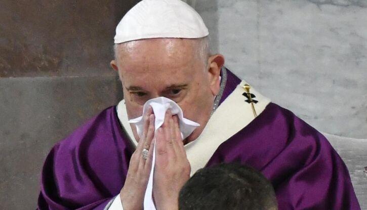 خبرنگاران پاپ فرانسیس به علت بیماری دیدارهای رسمی خود را لغو کرد