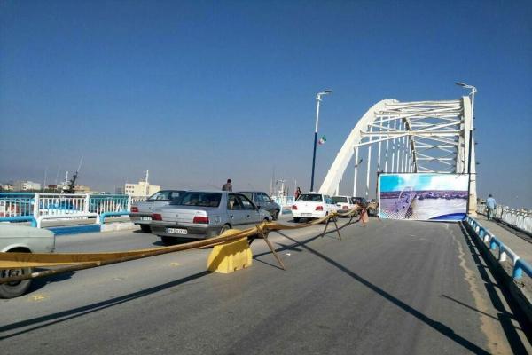 ببینید ، شرایط خطرناک یک پل در خرمشهر ، تردد با وجود ریزش پل ادامه دارد