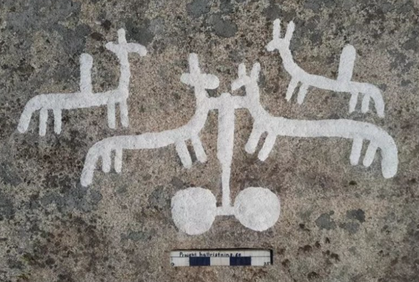 کشفِ سنگ نگاره های عجیب 2700 ساله روی صخره هایی با شیب ِ تند در سوئد